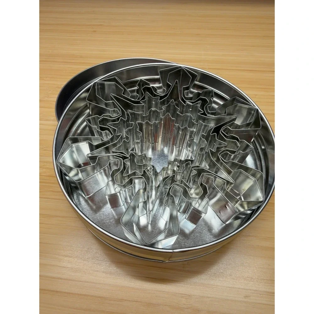 Williams Sonoma Snowflake Cookie Cutters Set of 5 in Holiday Tin